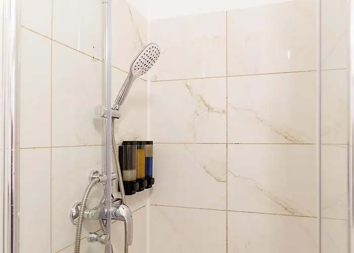 Centrally Located Prater With Air Condition *
