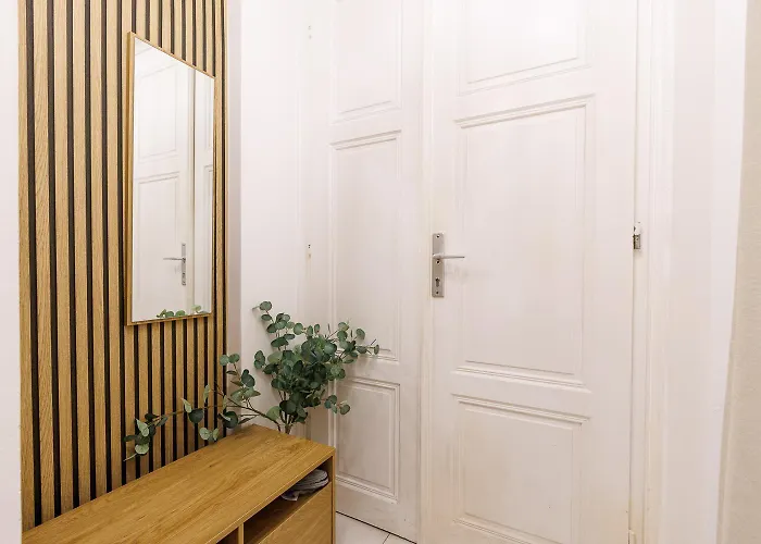Centrally Located Prater With Air Condition *