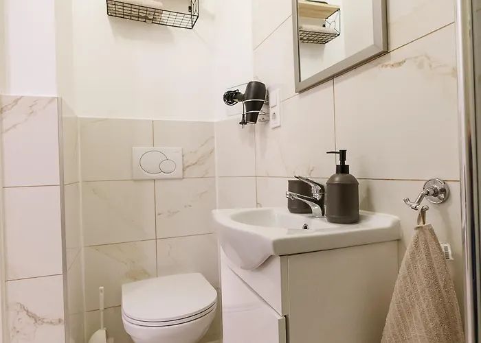 Centrally Located Prater With Air Condition *