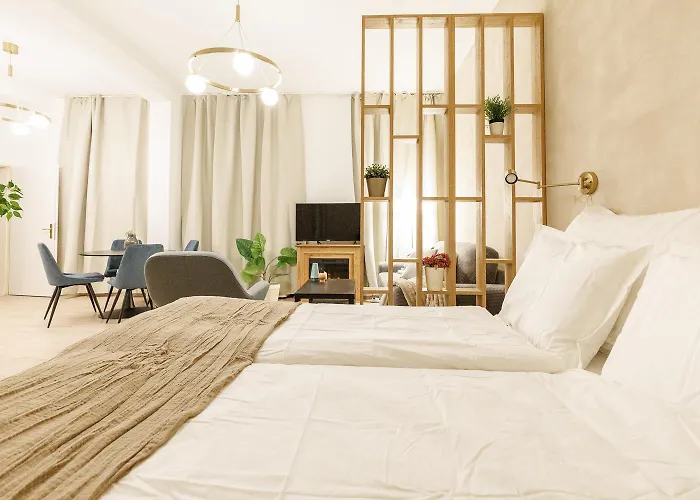 Centrally Located Prater With Air Condition *